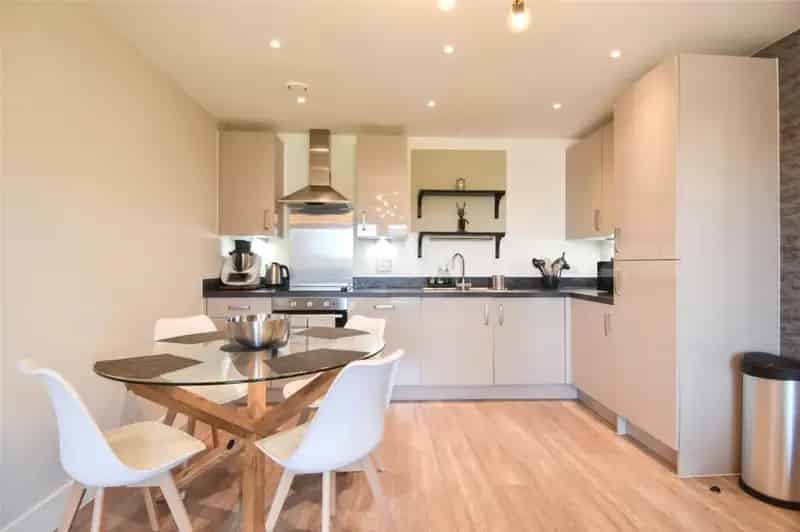 2 Bedroom Apartment near Longbridge Shopping Centre