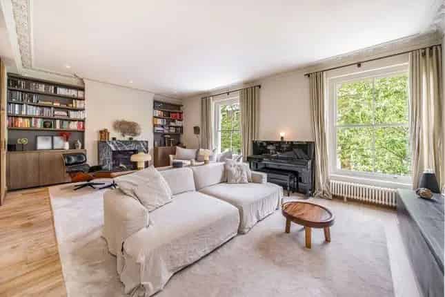 Maisonette for Sale in Upper Addison Gardens London W14