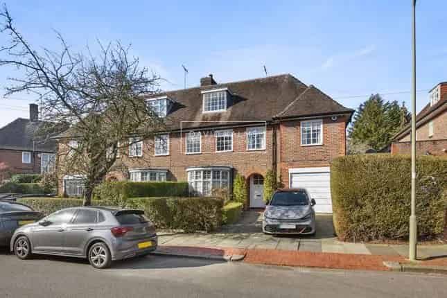 Semi-detached House for Sale in London N2