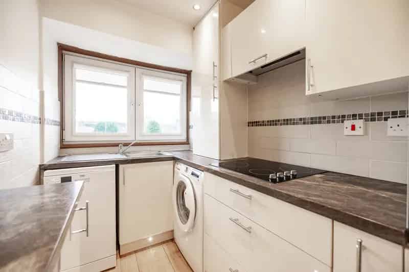 Two Bedroom Upper Flat Near Amenities