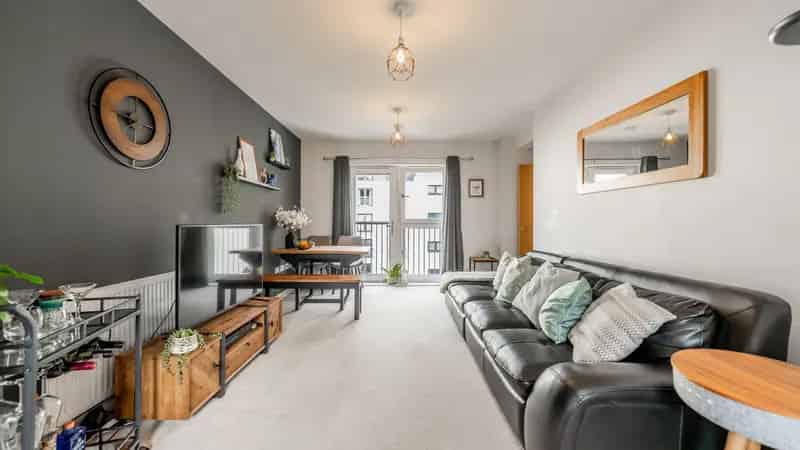 2-Bed Apartment Glasgow South Side Modern En-Suite Parking