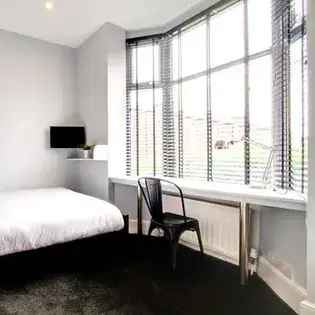8 Bedroom Flat near Kingswood Park Manchester Student Accommodation