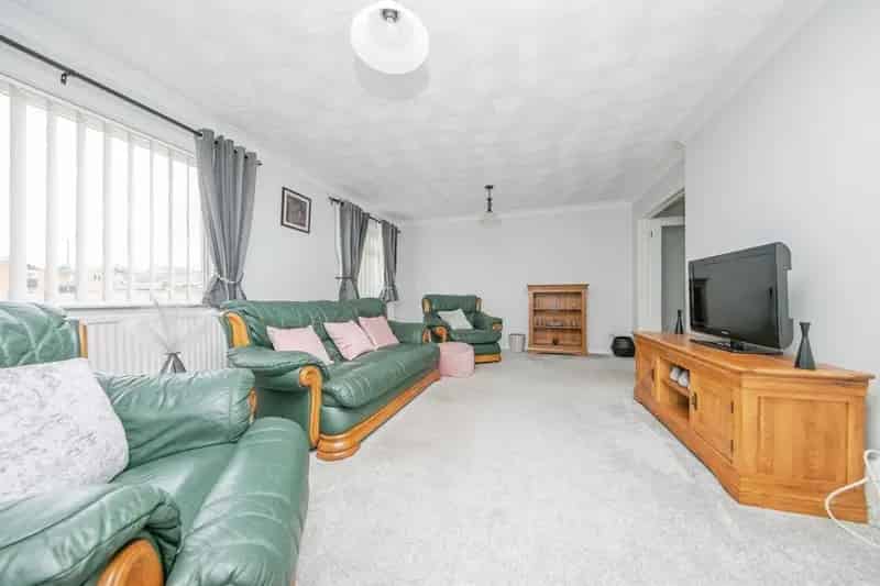 4 Bed Detached House with Garage and Large Garden