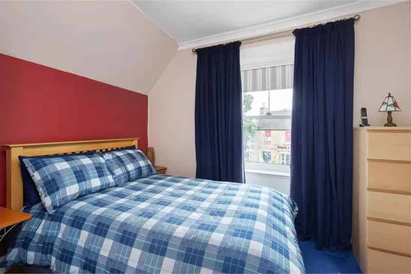 2 Bed Flat Davidson's Mains - Modern Kitchen & Large Attic Storage