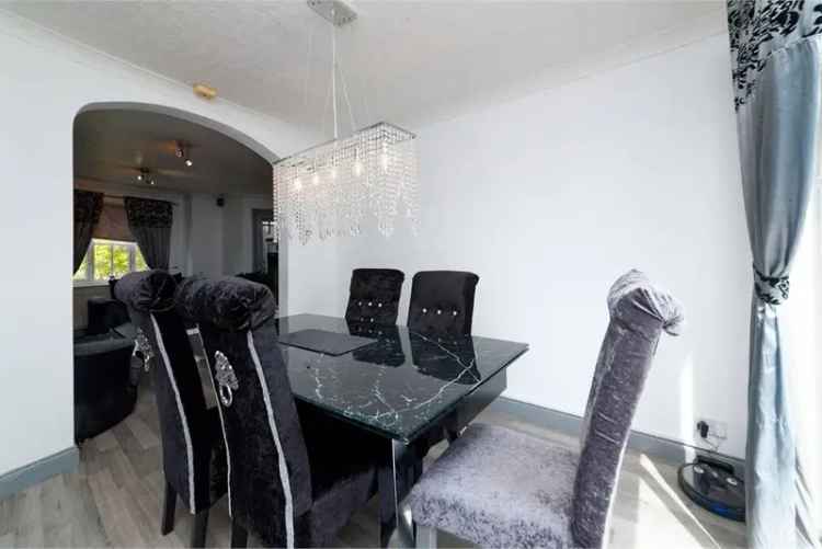 4 Bed House - Detached with 1 Reception Room