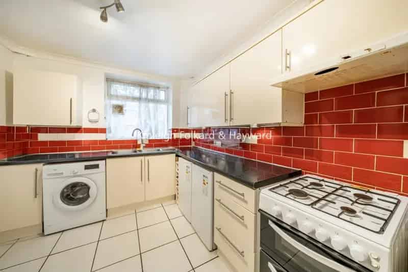 Spacious Three Double Bedroom Flat with Balcony