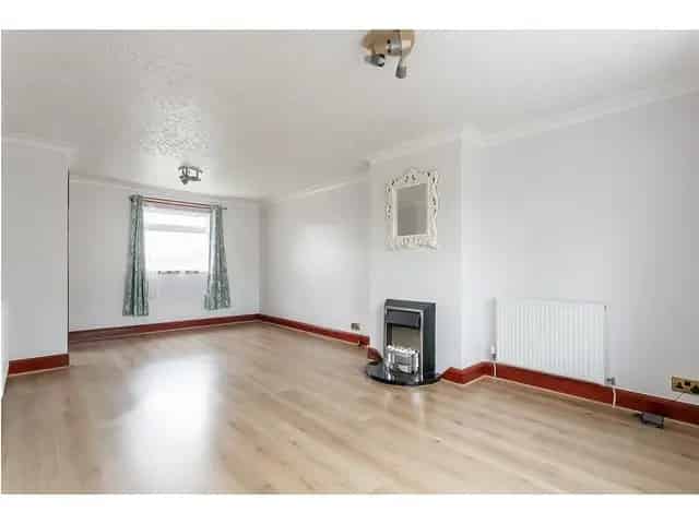 3 Bedroom Mid Terrace House for Sale in Moredun