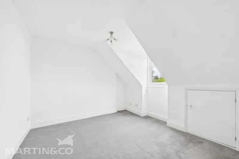 1 Bedroom Flat For Sale Near The Pantiles High Street