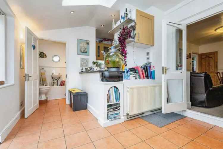 Spacious 4 Bedroom Family Home with Garage and Garden