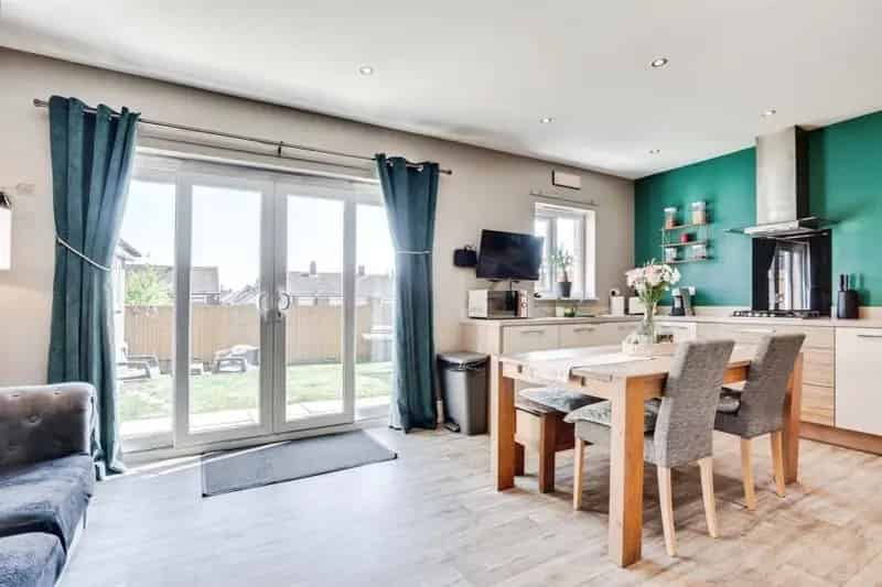 Four Bedroom Family Home Eton Walk