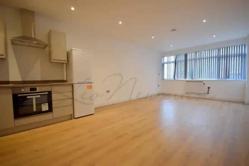 Modern Studio Flat near Basingstoke Station with Parking