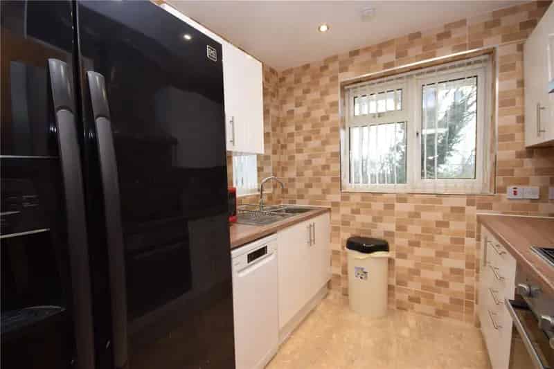 Modern Ground Floor Flat with Garden and Parking