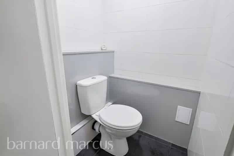 Two Double Bedroom Flat with Modern Kitchen and Communal Gardens