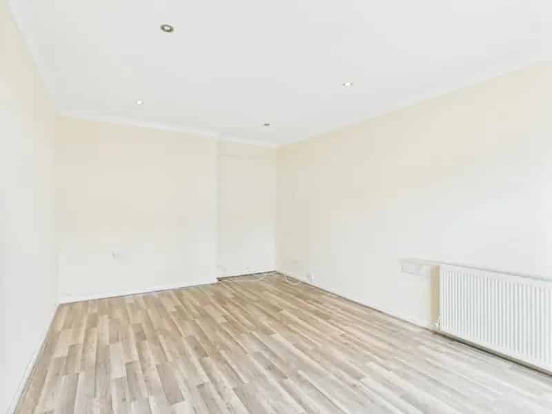 3 Bed Terraced House Near Town Centre
