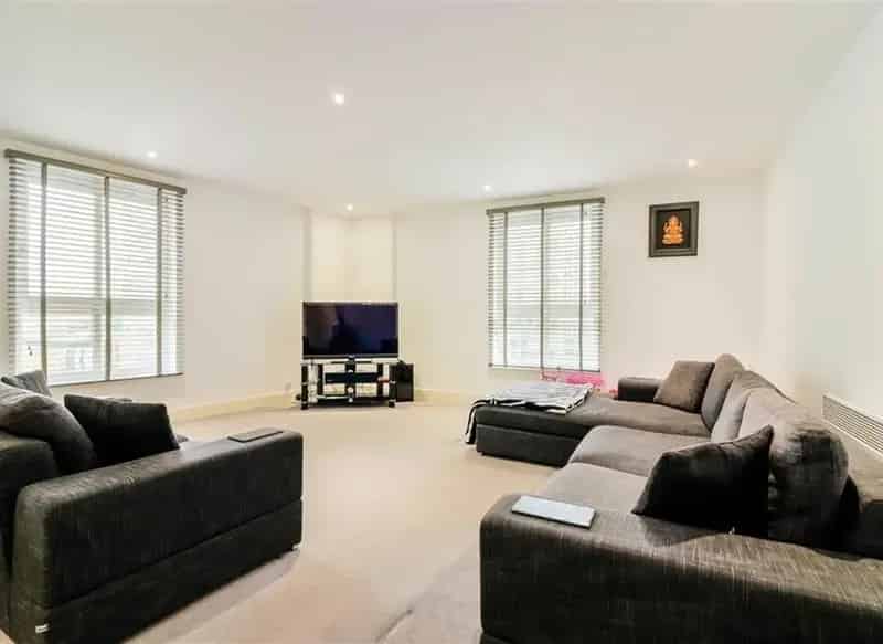 2 Bed 2 Bath Apartment Near Aldgate East Station