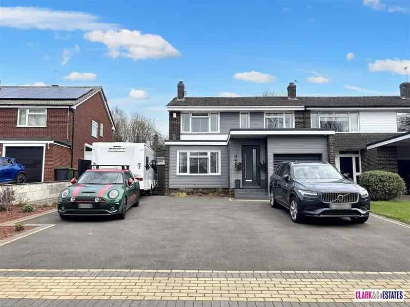4 Bedroom End of Terrace House For Sale
