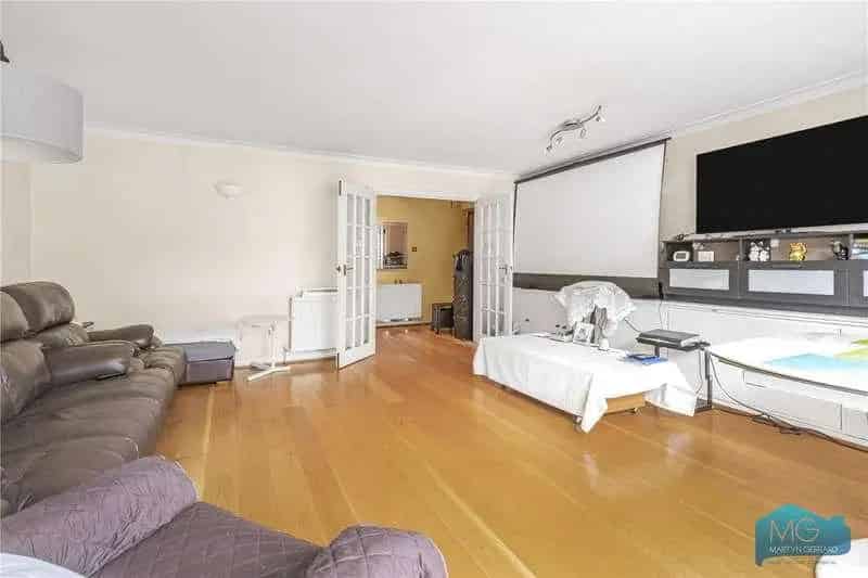 5 bed house for sale