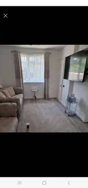 2 Bed Bungalow Large Drive Large Garden Log Cabin