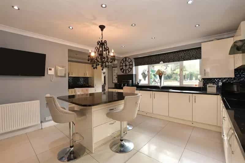 6 Bedroom Detached House for Sale