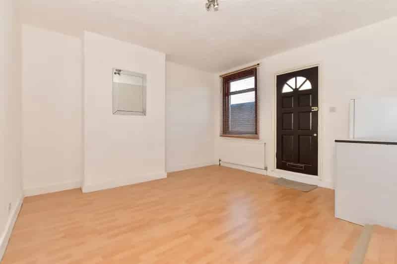 3 Bedroom Maisonette for Sale by Modern Auction