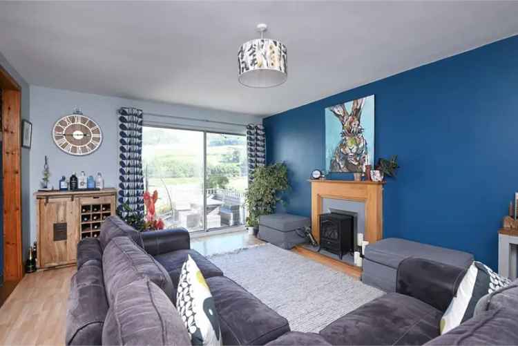 4 Bed House - Detached with 2 Reception Rooms