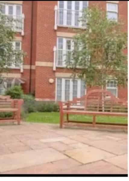 First Floor 2 Double Bedroom Apartment Near Station and Shopping