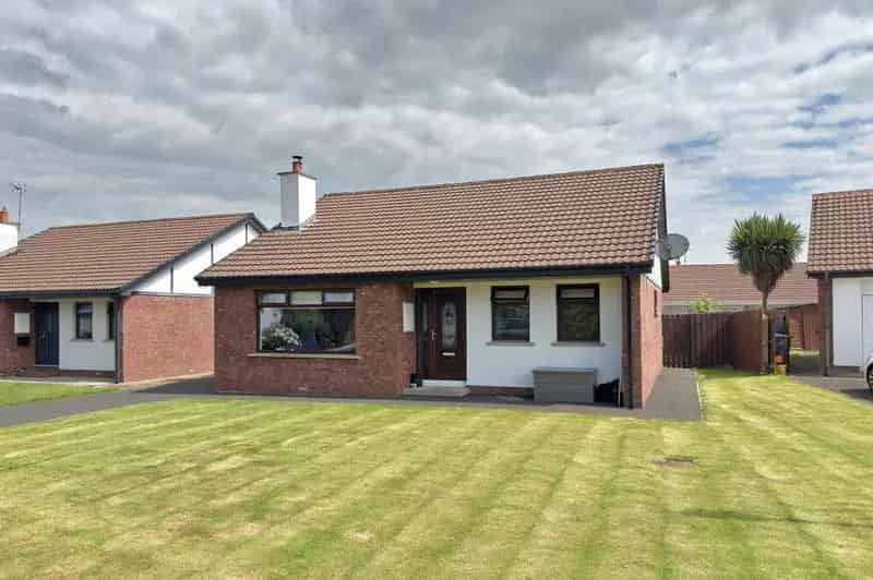 Detached Bungalow with South-Facing Garden and Spacious Living