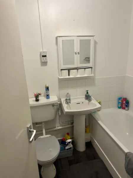 Flat For Rent in Broxbourne, England