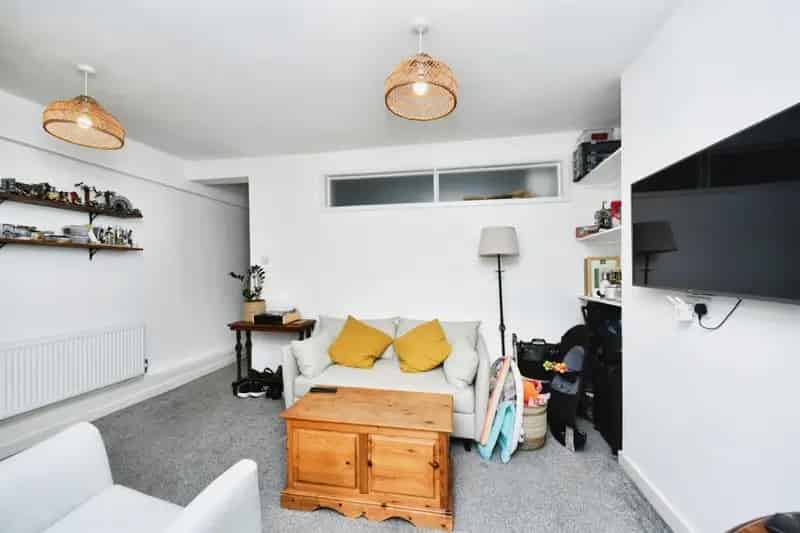 1 Bedroom Flat for Sale Near Shops and Transport