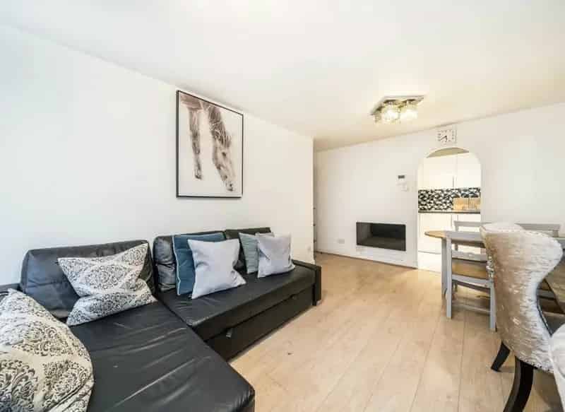 2 Bed Saffron Court Apartment Furnished Secure Parking
