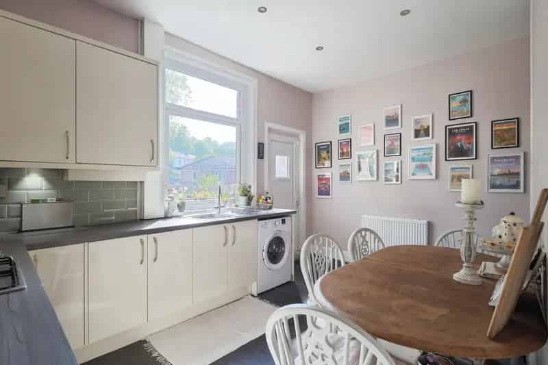 Immaculate Mid-Terraced House Near Manchester Train Station