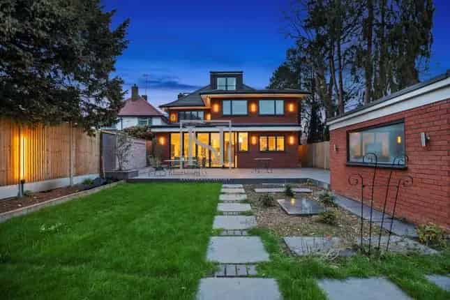 8 Bedroom Detached House Kingston - 4866 sq ft