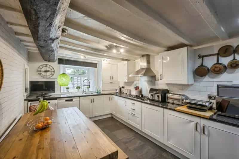 4 Bed Detached House with Large Garden and Driveway