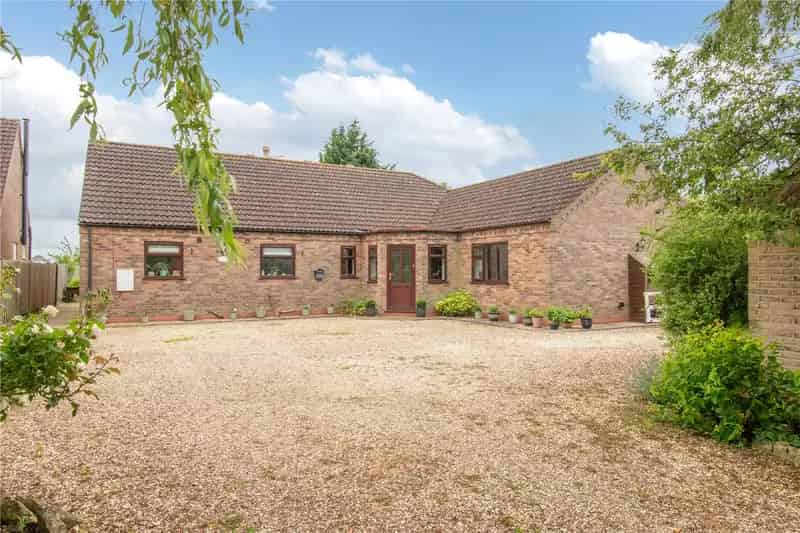 5 Bedroom Detached Bungalow with Stables and Paddock