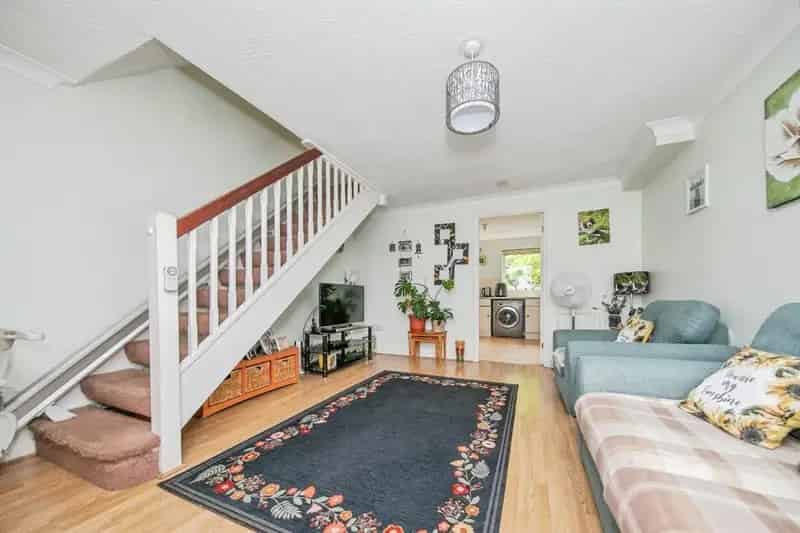 2 Bed House with Driveway and Parking