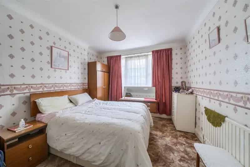 6 bed house for sale