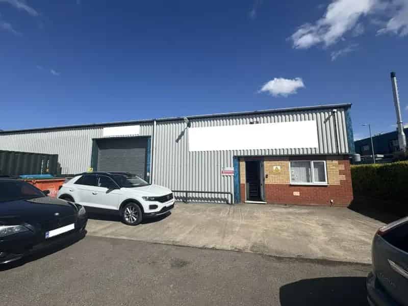 Semi-Detached Showroom Warehouse Unit with Refrigerated Showroom and Ample Parking