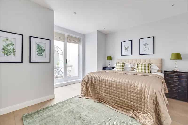 5 Bedroom House in Munster Village London