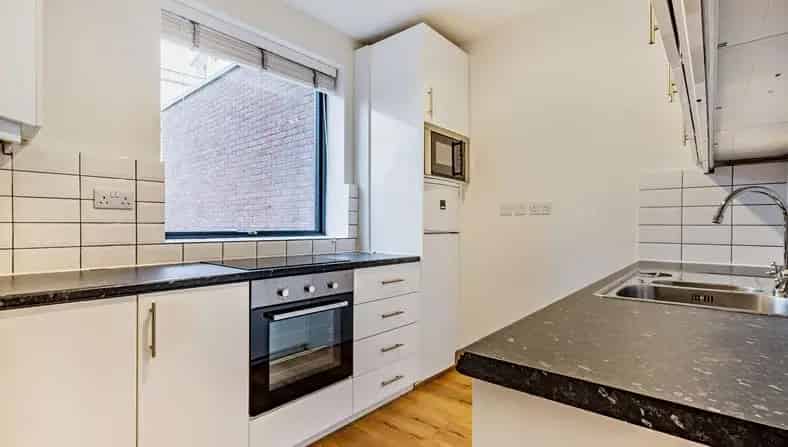 South Kensington 2-Bed Flat  Refurbished Open-Plan Kitchen