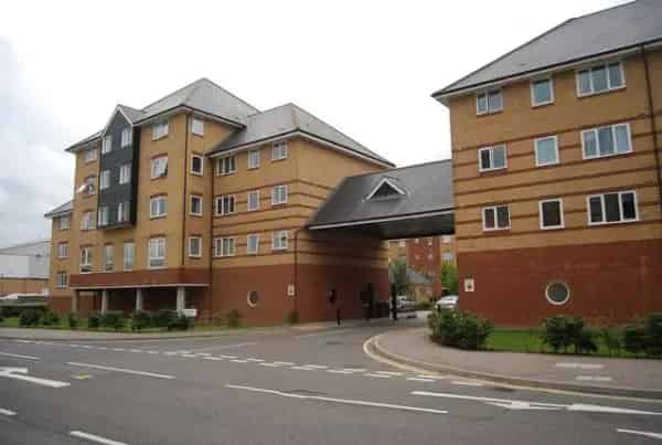 Large 2 Bed Flat Near Shops and Schools