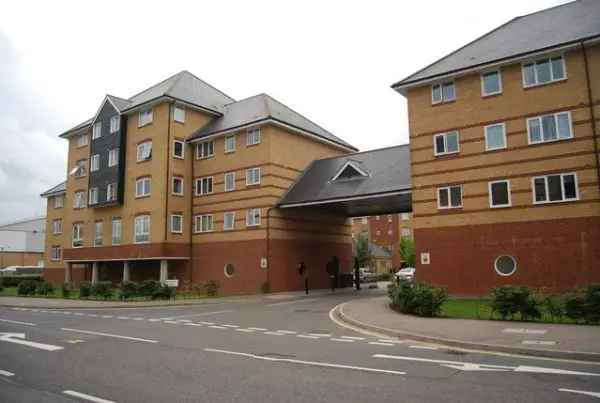 Large 2 Bed Flat Near Shops and Schools