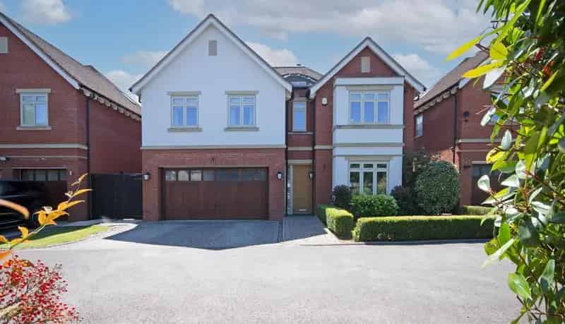 6 Bedroom Detached House for Sale