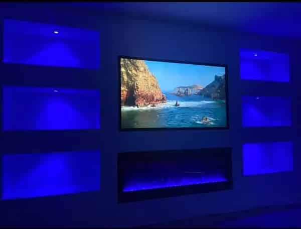 Newly Decorated 2-Bed House King Size Beds Media Wall