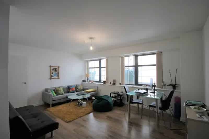 1 Bedroom Apartment Near Snow Hill Station