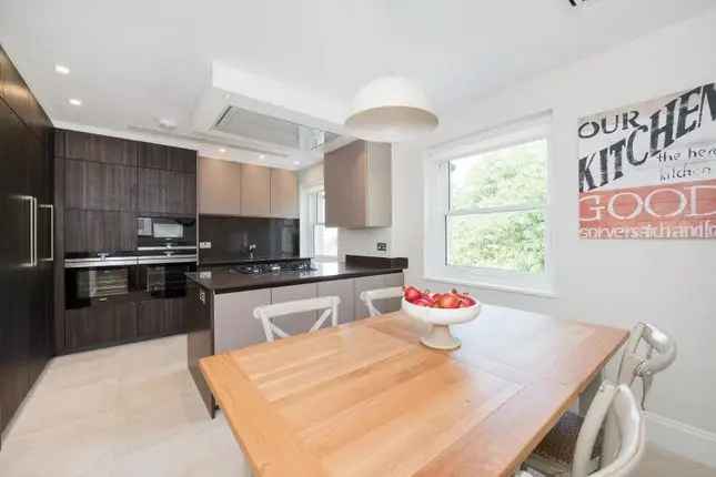 Flat to rent in Arkwright Road, London NW3