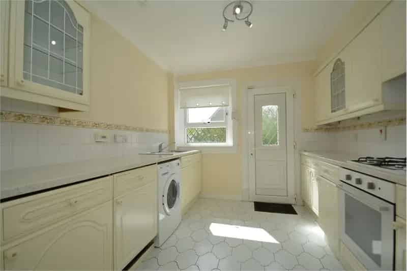 3 Bed Lower Cottage Flat Near Hillpark Secondary School