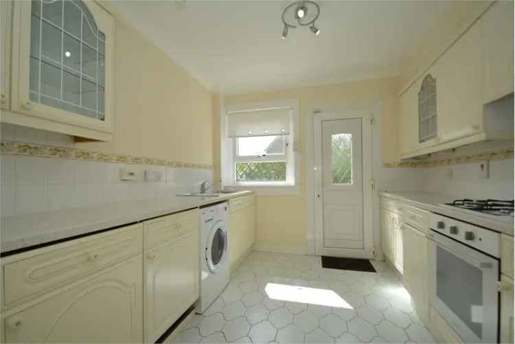 3 Bed Lower Cottage Flat Near Hillpark Secondary School