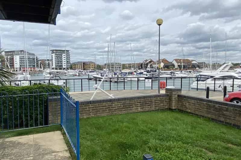 Two Bedroom Flat Ocean Village Southampton Parking Balcony