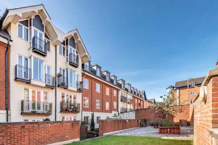 2 Double Bed Top Floor Apartment Near City Centre Station