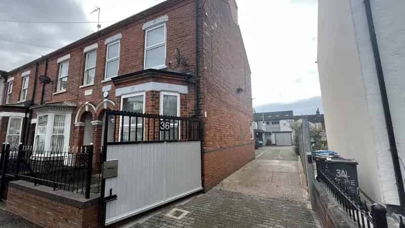 4-Bed Home with 2-Storey Workshop